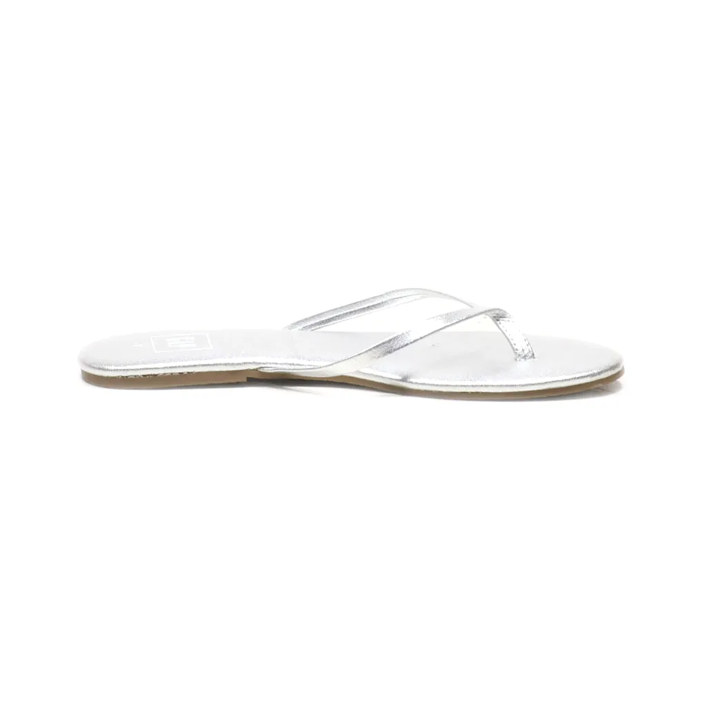 Gap Flip Flops Pu Leather Silver Colour For Women