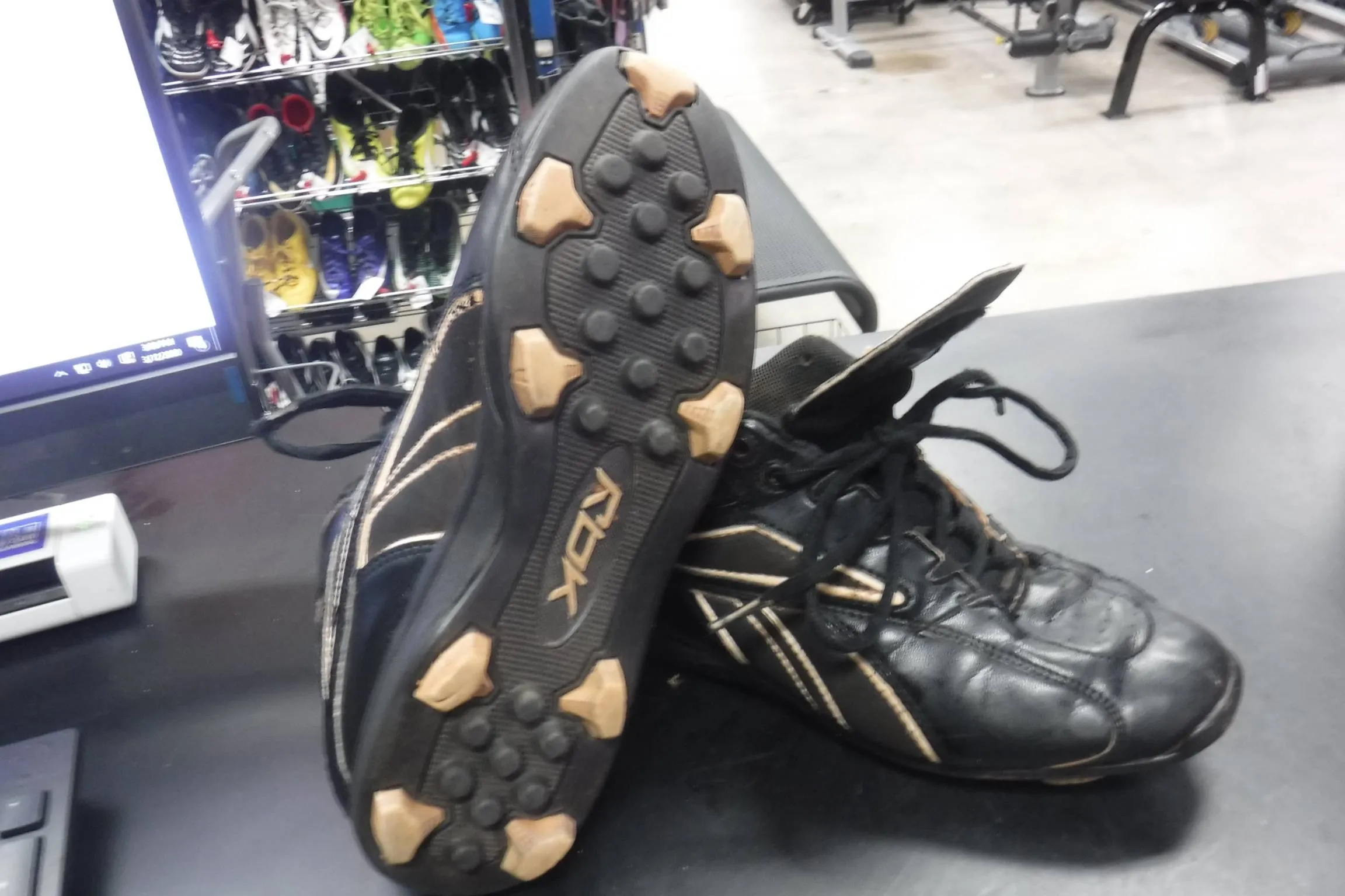 Used Reebok Size 6Y Baseball Cleats