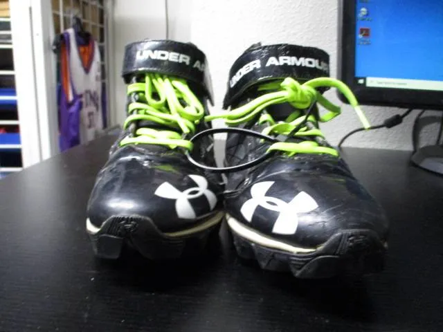 Used Youth Under Armour Football Cleats Black